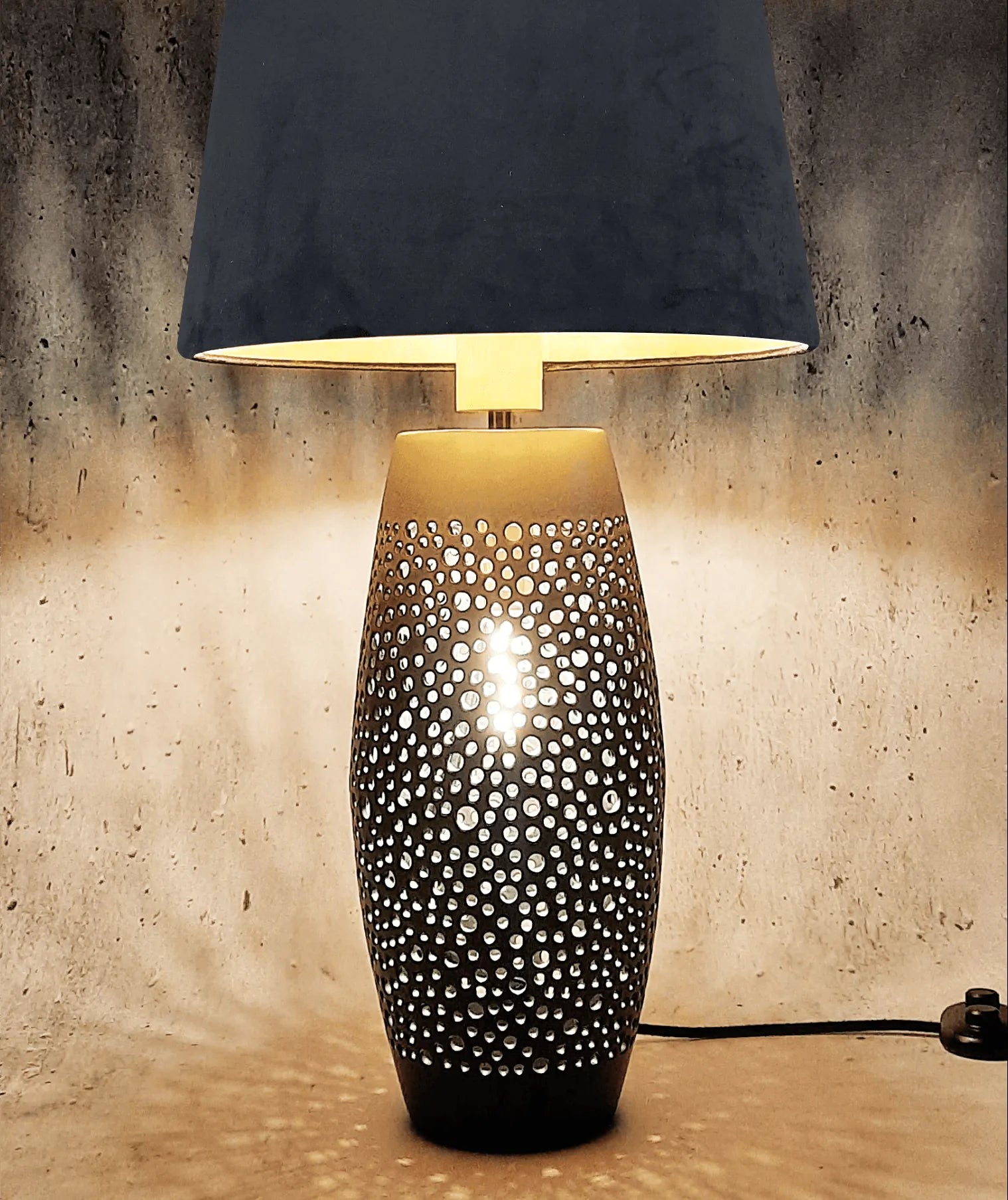 Lampa z abażurem - Coma Art - widok z boku