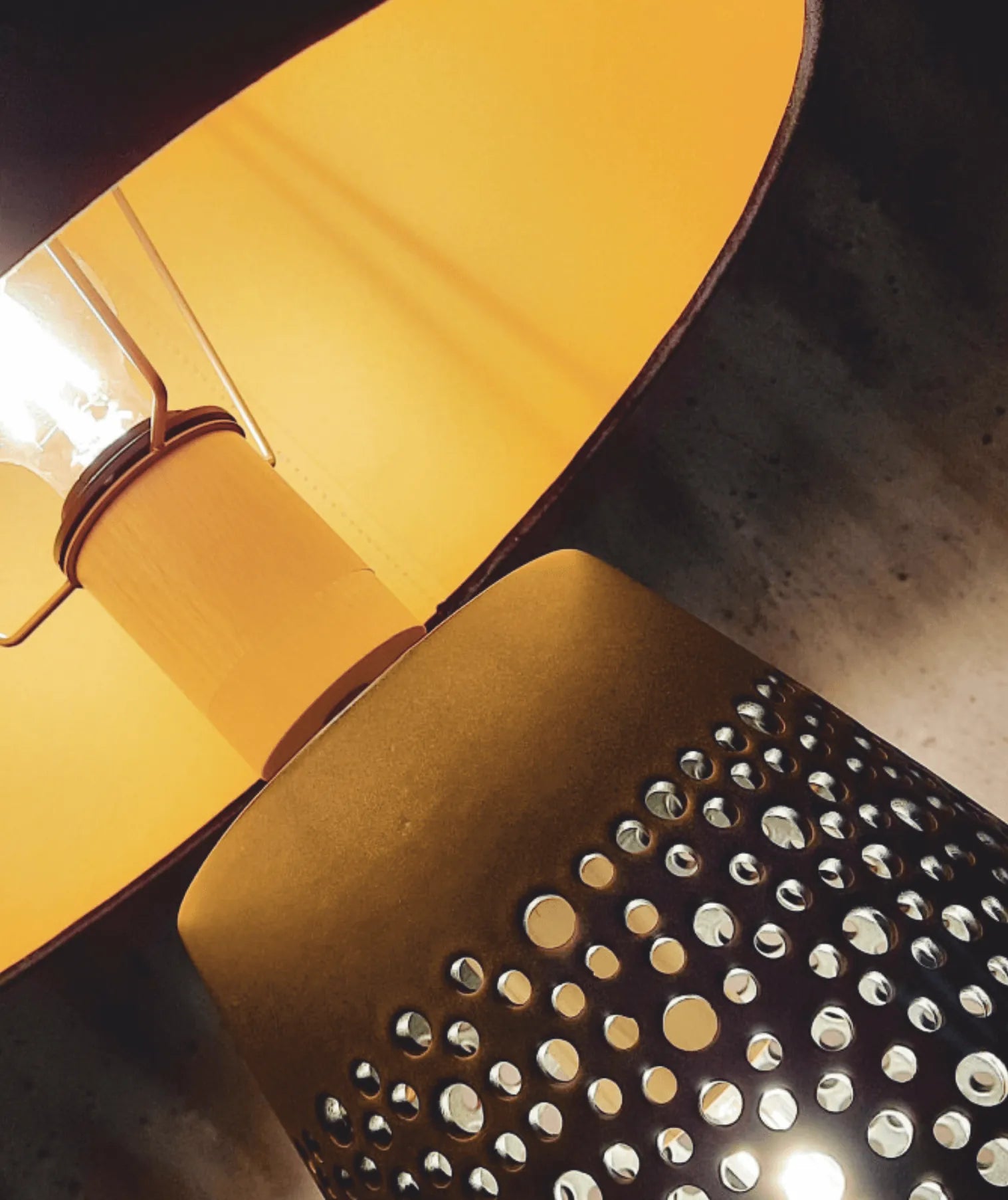 Lampa z abażurem - Coma Art - w użyciu