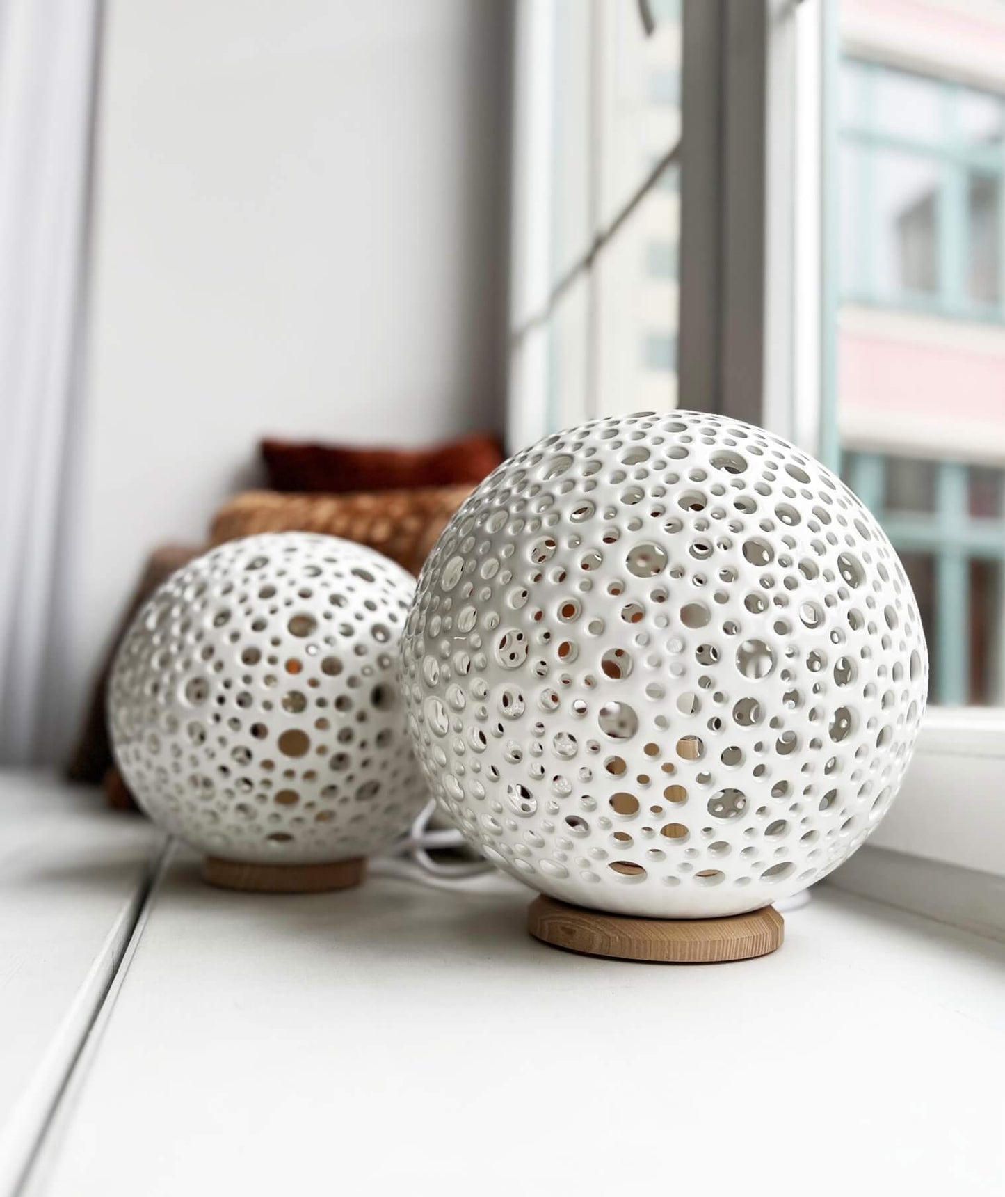 Lampa MOON Shadow z podstawą - widok z boku